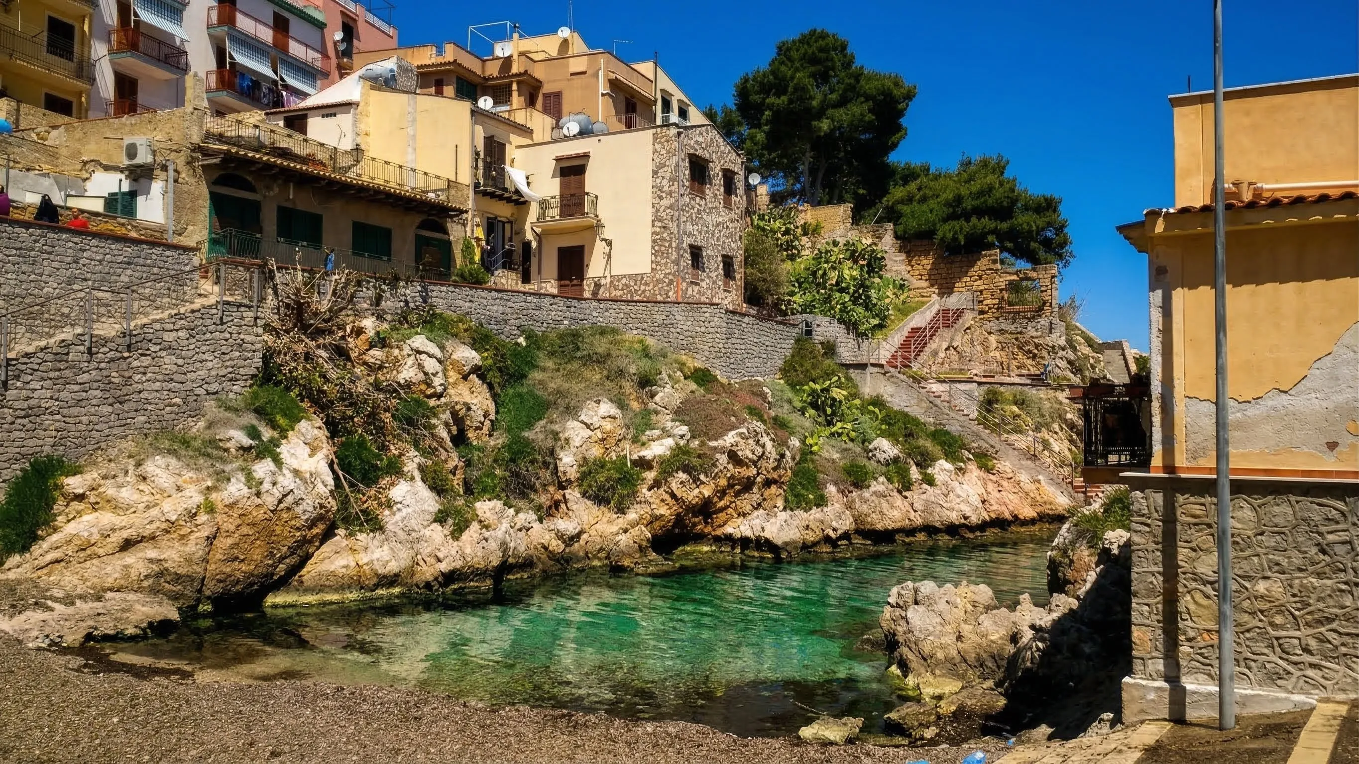 Scorci segreti: la caletta incantata a pochi passi dal nostro Beach Bar.