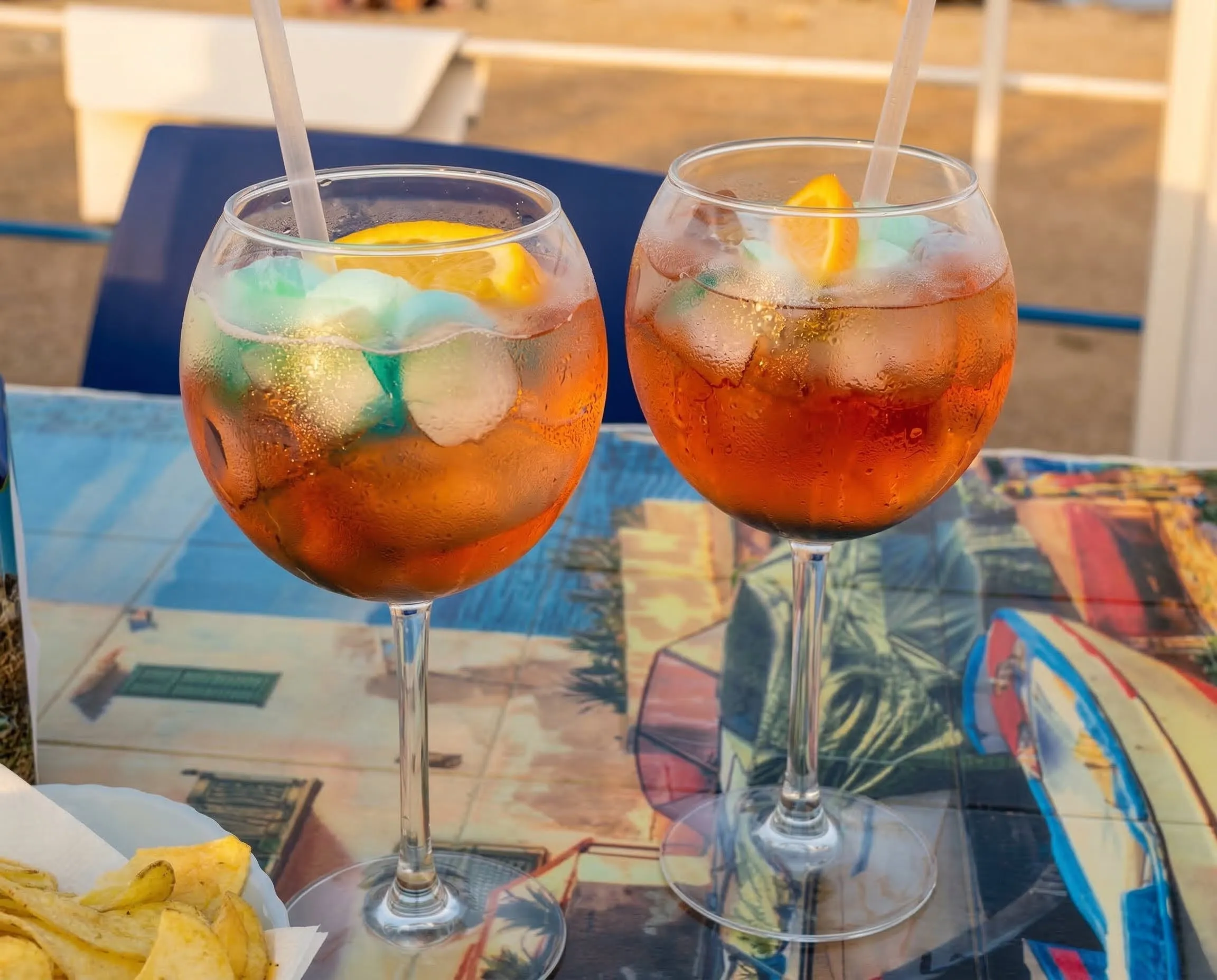 L'arte della mixology: ingredienti freschi e decorazioni artigianali per ogni drink.