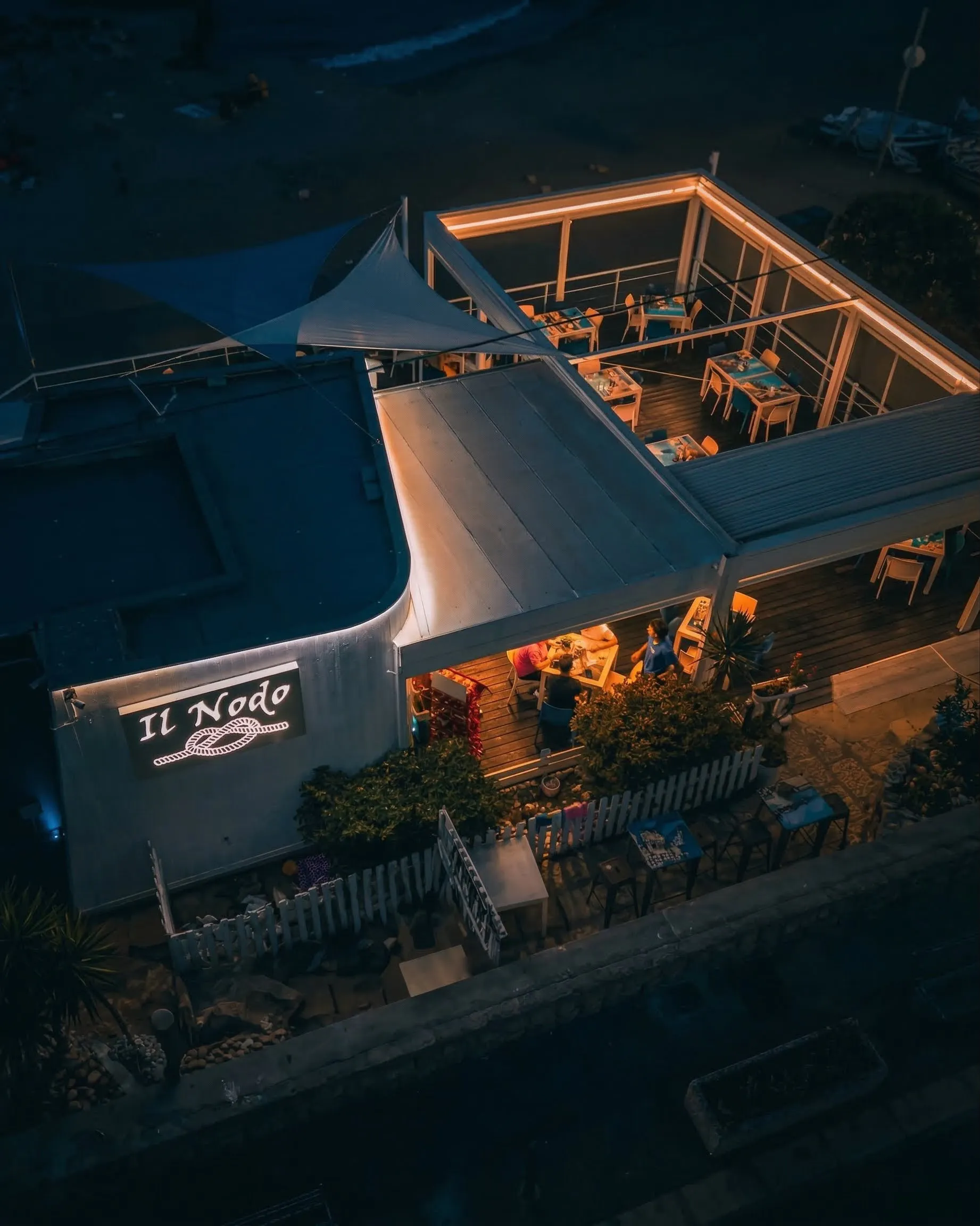 Uno sguardo d'insieme: dove l'azzurro del cielo incontra lo stile unico di Il Nodo.