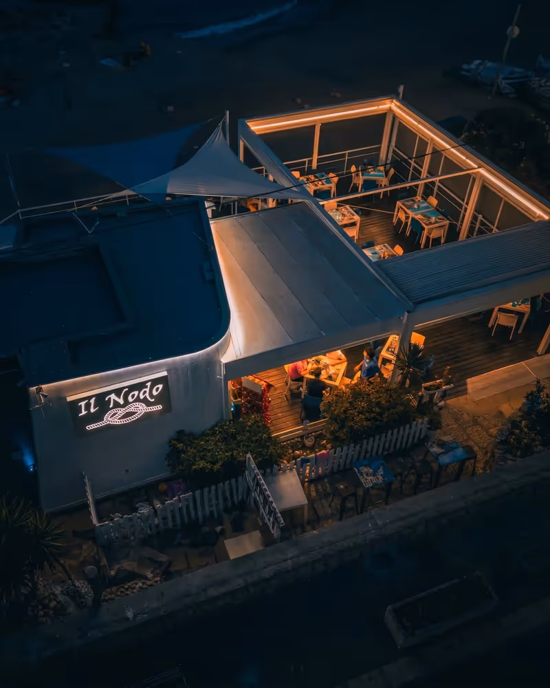 Uno sguardo d'insieme: dove l'azzurro del cielo incontra lo stile unico di Il Nodo.