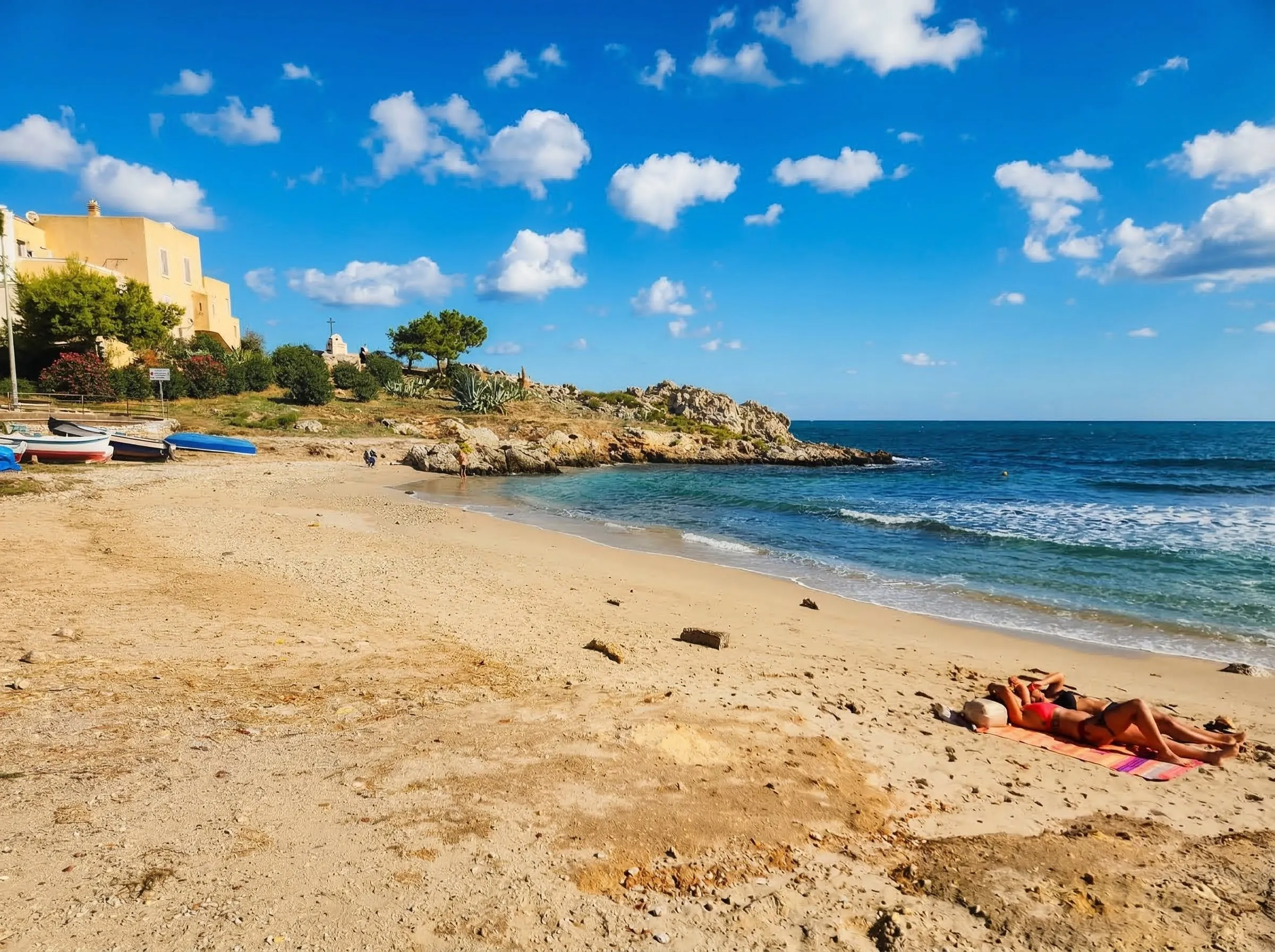 La spiaggia cristallina di Sant'Elia, il cuore pulsante del nostro litorale.