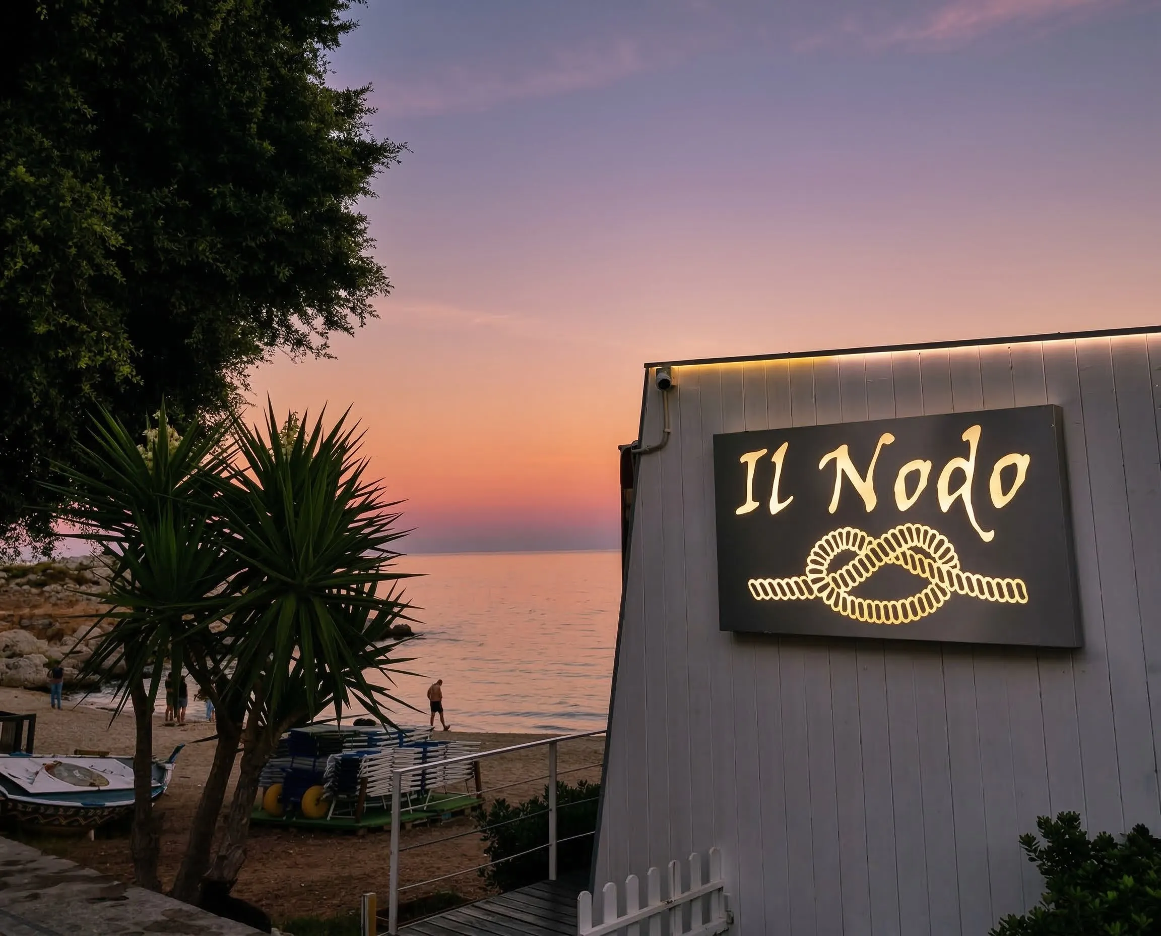 I riflessi caldi del tramonto siciliano che abbracciano la nostra terrazza.