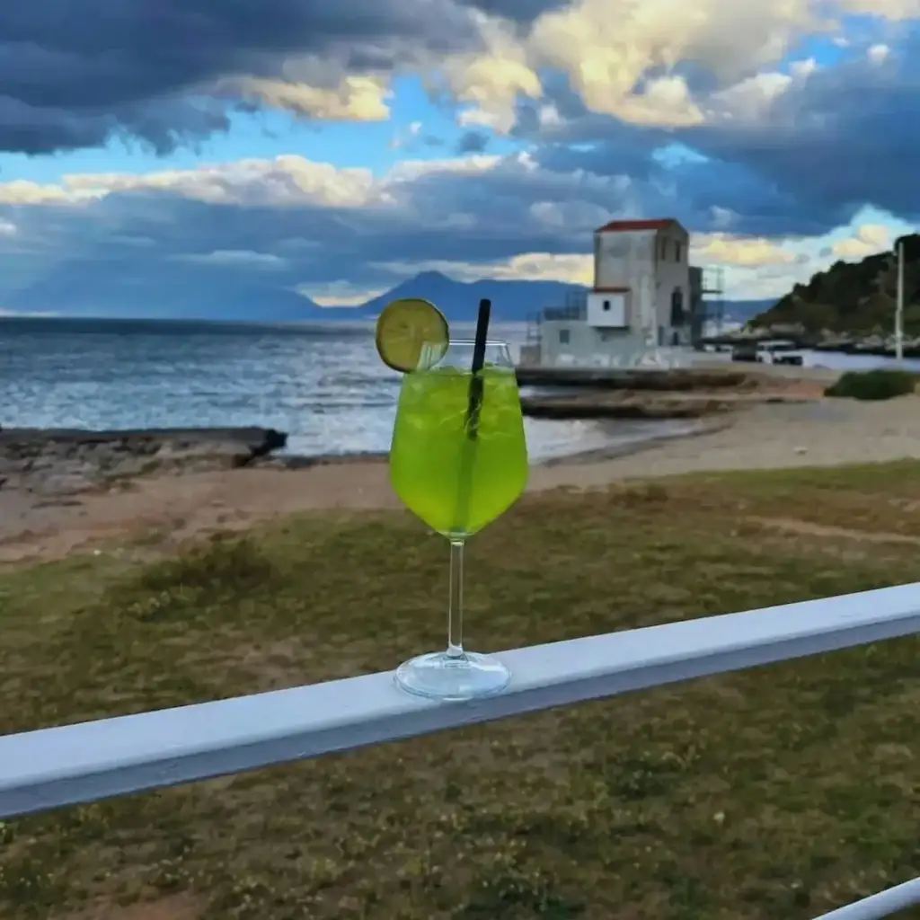 Cocktail al tramonto sulla baia