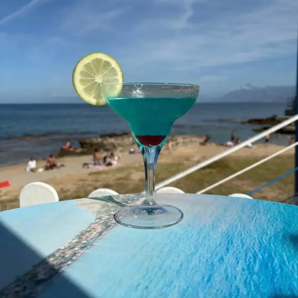 Cocktail fresco con vista mare
